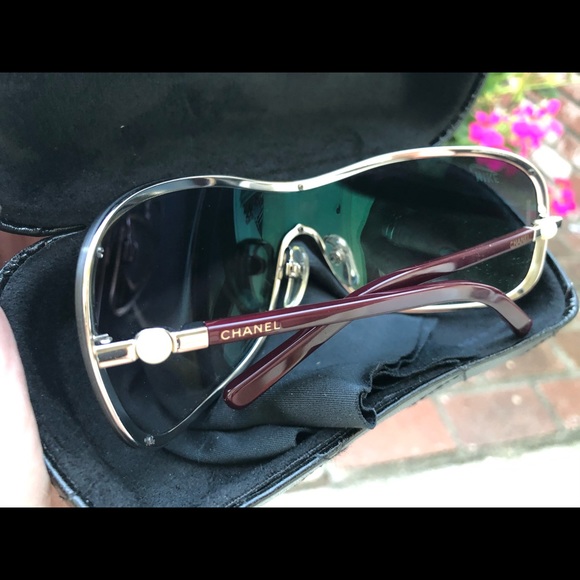 CHANEL pearl sunglasses with quilted case - Picture 2 of 8
